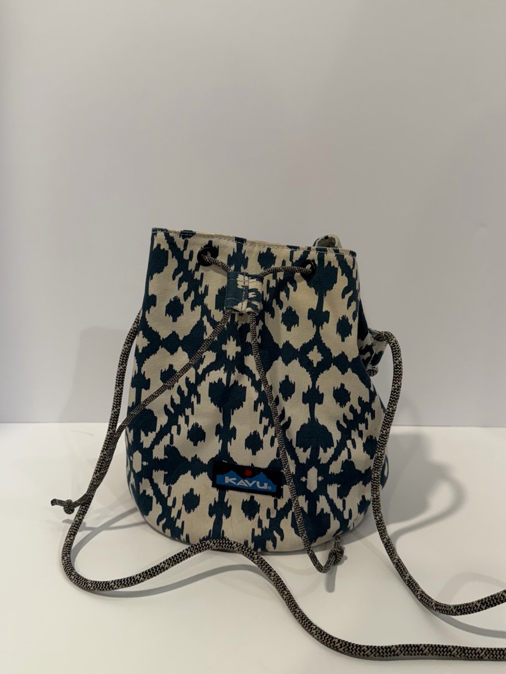 Kavu Cream and Teal Patterned Drawstring Mini Bucket Bag